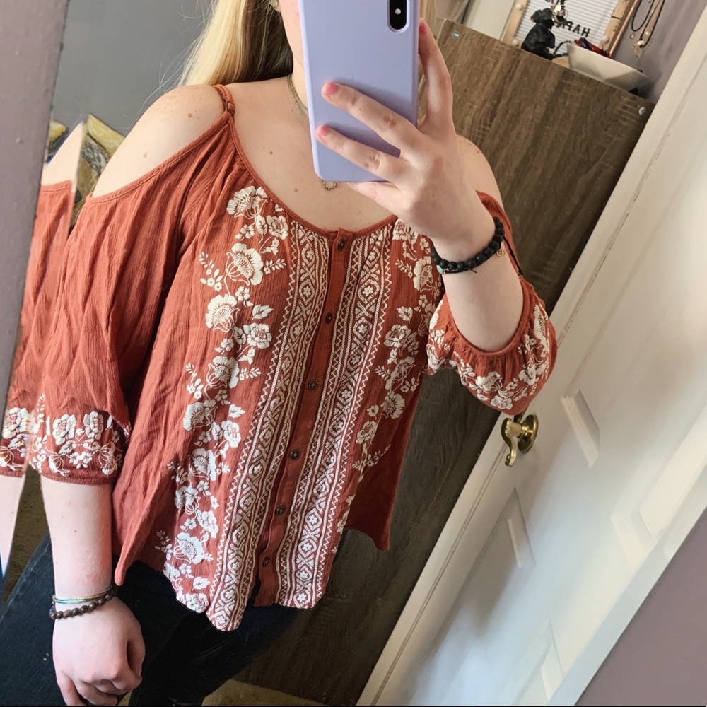 XHILARATION cut out shoulder blouse